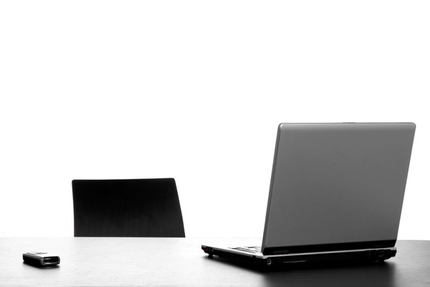 Zilveren laptop met de muis op een bureau - Fotoğraf, Görsel