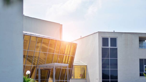 Die verglaste Fassade eines Bürogebäudes mit reflektiertem Himmel. Moderne Architektur Gebäude außen  - Foto, Bild