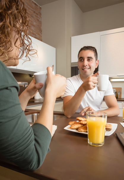 Gelukkig liefde paar spreken bij het ontbijt huis - Foto, afbeelding