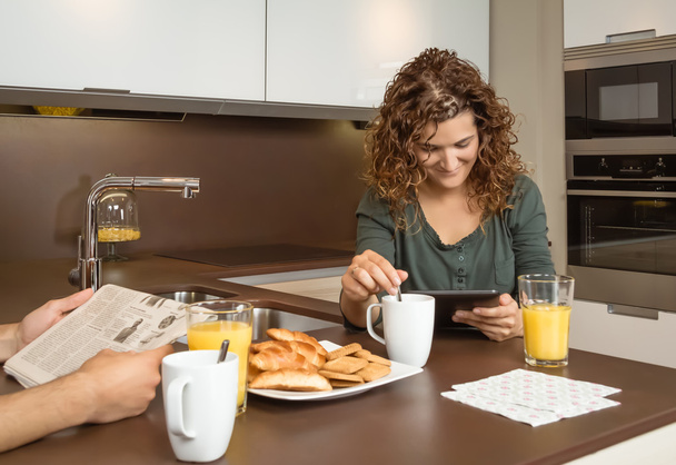 usmívající se dívka čtení zpráv v tabletě na snídani - Fotografie, Obrázek