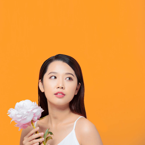 dziewczyna gospodarstwa kwiat piwonia noszenie białe ubrania - Zdjęcie, obraz