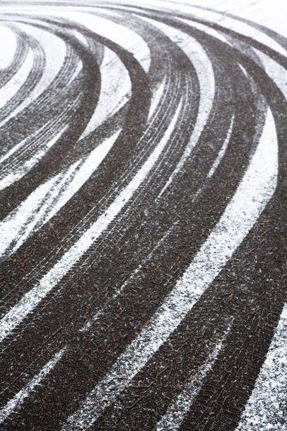 Колесные дорожки на зимней дороге покрыты снегом. - Фото, изображение