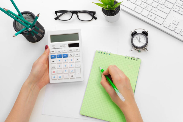 Business woman working with financial data hand using calculator - Zdjęcie, obraz
