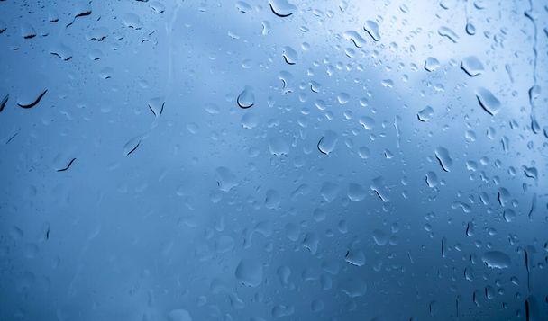 Esőcseppek az ablakon. Kék tónust - Fotó, kép