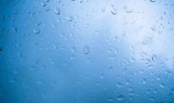 Gocce di pioggia sulla finestra. Tono blu - Foto, immagini