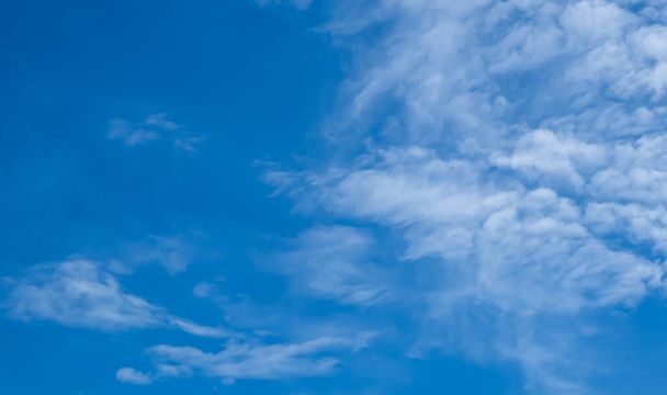 Beau ciel bleu et nuages cirrocumulus blancs. Contexte. Des paysages. Texture. - Photo, image