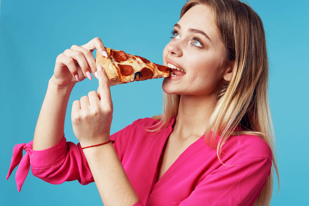 bella donna in camicia rosa stile di vita snack fast food - Foto, immagini