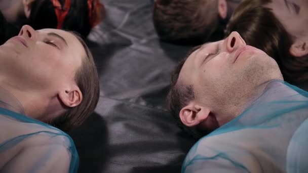 Vídeo de jovens deitados em círculo - Filmagem, Vídeo