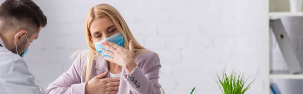 mujer enferma con máscara protectora tos con los ojos cerrados cerca del médico, pancarta - Foto, imagen