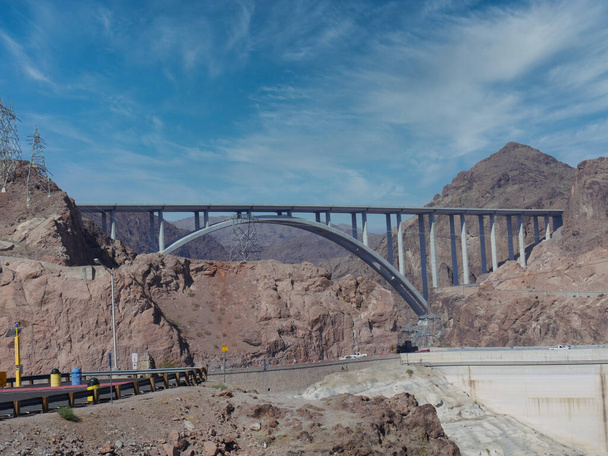 Middelbrede opname van Mike O 'Callaghan-Pat Tillman Memorial Bridge over Colorado River bij Hoover Dam, Nevada. - Foto, afbeelding