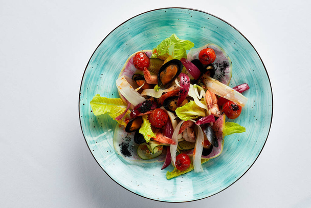 Sinisimpukat vongole salaatilla, simpukat, simpukoiden ja muiden simpukoiden alkupala, kopiotila - Valokuva, kuva