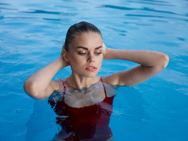 жінка Купання в басейні в купальнику відпустка природа
 - Фото, зображення