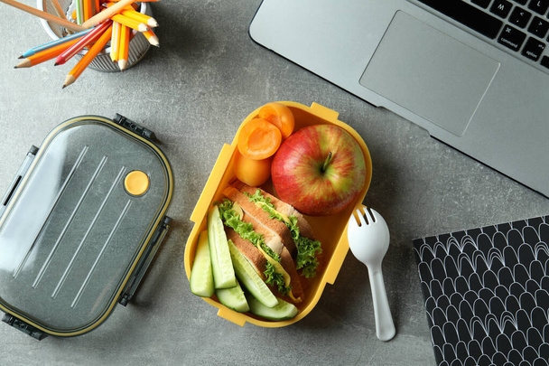 Studie concept met lunchbox op grijze getextureerde tafel - Foto, afbeelding