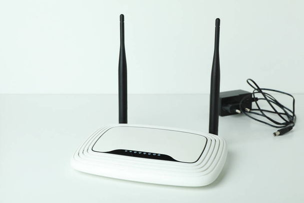 Wi-Fi router met externe antennes en stekker op witte achtergrond - Foto, afbeelding