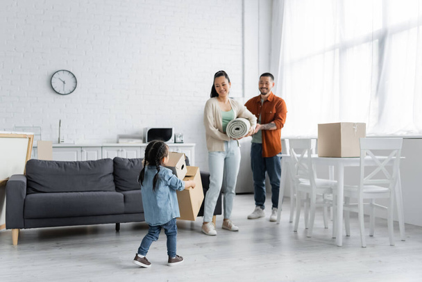 feliz asiático padres mirando a niño hija con cajas - Foto, imagen