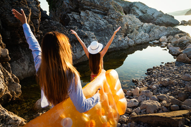 Beautiful girls enjoying summer vacation and sea water - Fotografie, Obrázek