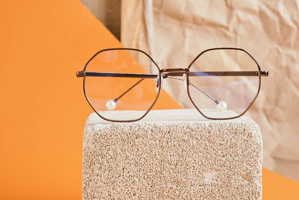 eye glasses on concrete block brown background, artist workshop concept copy space - Foto, immagini
