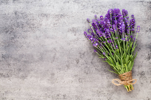 Lavender flowers, bouquet on rustic background, overhead. - Foto, afbeelding