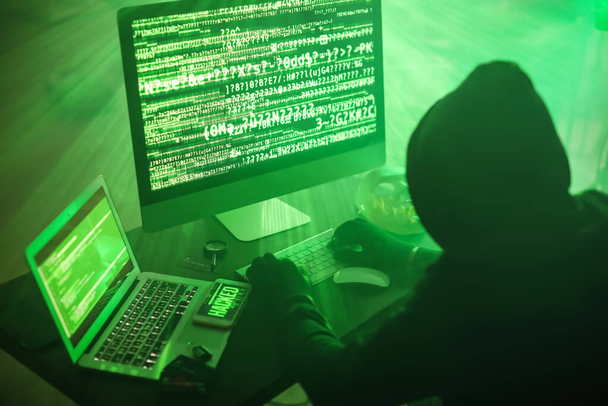 Hacker usando computadoras en cuarto oscuro - Foto, imagen
