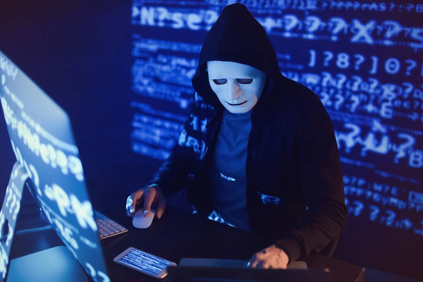 Хакер использует компьютеры в темной комнате - Фото, изображение