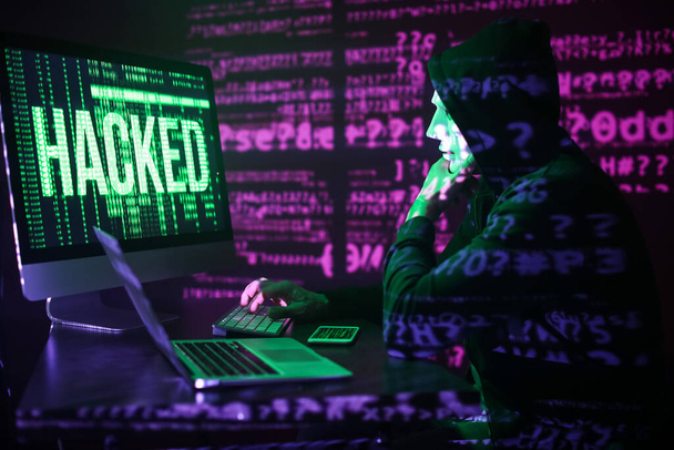 Hacker usando el ordenador en la habitación oscura - Foto, imagen