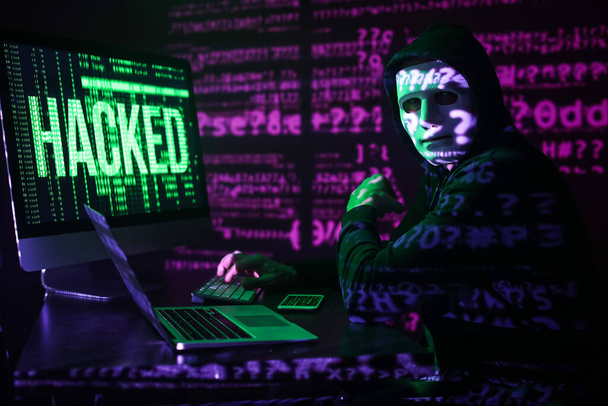 Haker korzystający z komputera w ciemnym pokoju - Zdjęcie, obraz