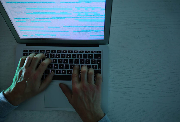 Hacker usando computador, vista superior - Foto, Imagem