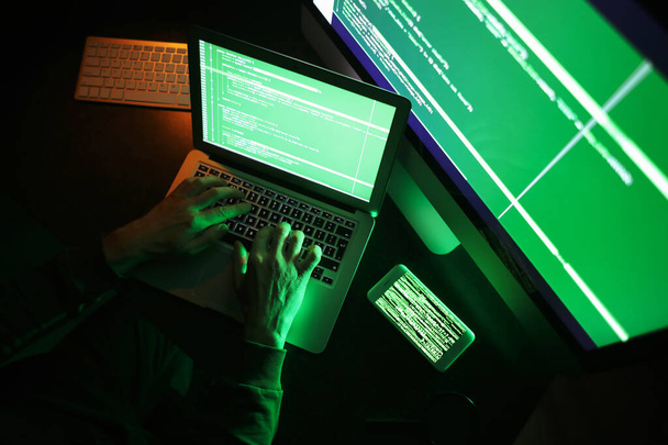 Hacker pomocí počítače v tmavé místnosti - Fotografie, Obrázek