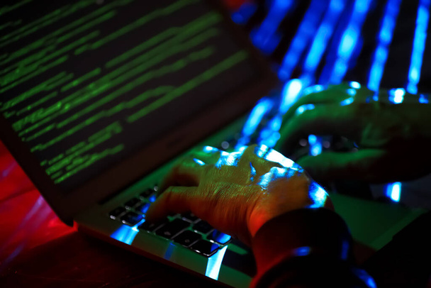 Хакер, що використовує комп'ютер у темній кімнаті
 - Фото, зображення