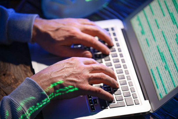 Hacker using computer in dark room - Valokuva, kuva