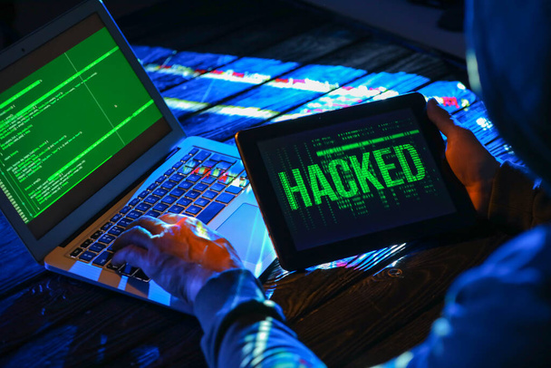 Хакер использует компьютеры в темной комнате - Фото, изображение