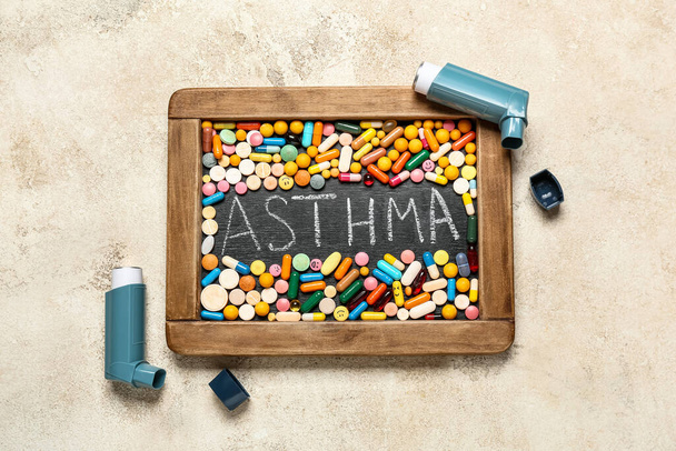 Chalkboard with word ASTHMA, pills and inhalers on grunge background - Foto, immagini
