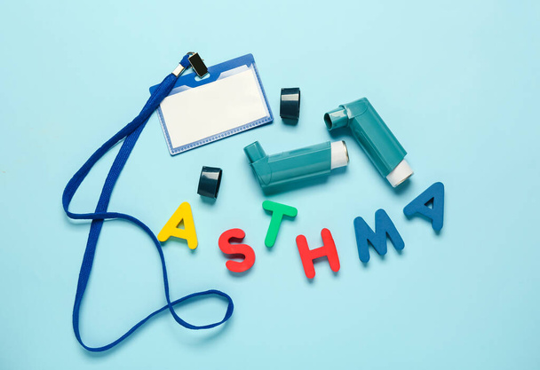 Inhalers, blank badge and word ASTHMA on color background - Foto, imagen