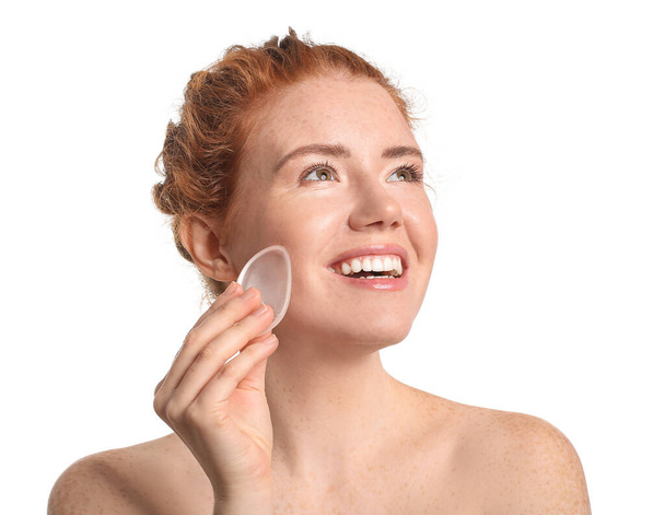 Schöne junge Frau mit Make-up-Schwamm auf weißem Hintergrund - Foto, Bild