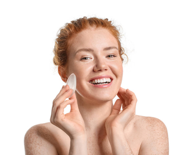Piękna młoda kobieta z gąbką do makijażu na białym tle - Zdjęcie, obraz