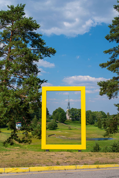 Vue du National Geographic Yellow Window à Otepaa. Église luthérienne St. Marys par une journée ensoleillée d'été. Concentre-toi sur l'église. Estonie. - Photo, image