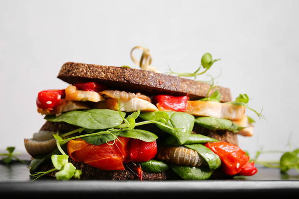 Tabule s chutným sendvičem na světlém pozadí, detailní záběr - Fotografie, Obrázek