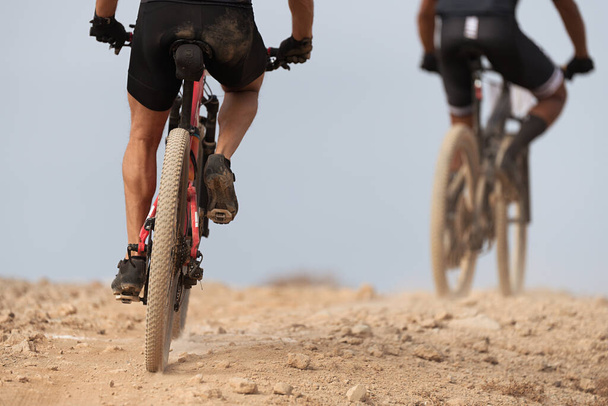 Mountainbiker rijden op fiets singletrack trail, achteraanzicht van mountainbiker. Mountain bike race - Foto, afbeelding