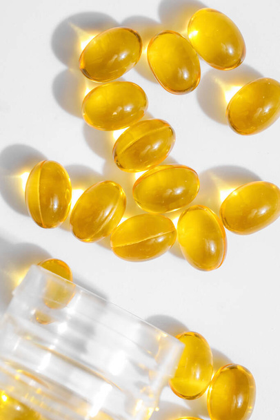 Botella con pastillas de vitamina K sobre fondo claro, primer plano - Foto, Imagen