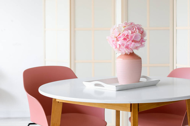 Ваза с цветами гортензии на столе в номере - Фото, изображение