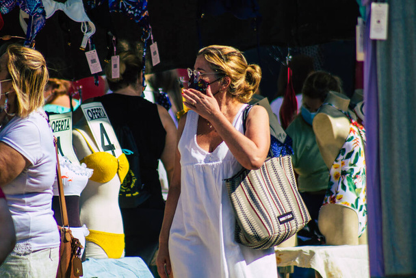 Carmona Španělsko Červenec 19, 2021 Neidentifikovaní Španělé s obličejovou maskou nakupování na místním trhu v centru města během vypuknutí Coronavirus bít Španělsko, nošení masky je povinné - Fotografie, Obrázek