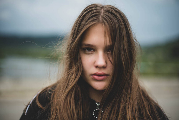 Portré fiatal szép aranyos tizenéves lány nő frackles és problémás bőr természetes háttér. Lány erő, test pozitív, valódi emberek. - Fotó, kép