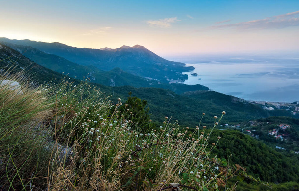 Panoramiczny krajobraz Riwiery Budva w Czarnogórze. Poranne światło. Bałkany, Morze Adriatyckie, Europa. Widok ze szczytu góry. - Zdjęcie, obraz