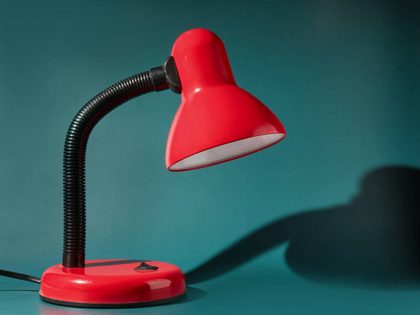 red table lamp on green background - Foto, Bild