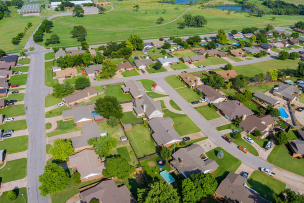 Panorama z widokiem na małe miasteczko Clinton w Oklahomie USA - Zdjęcie, obraz