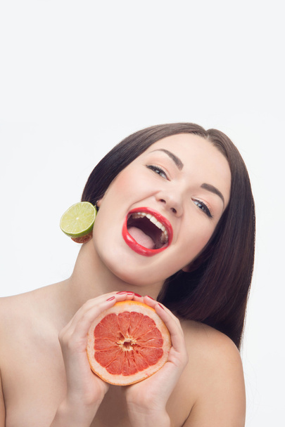 woman with fruits - Foto, imagen