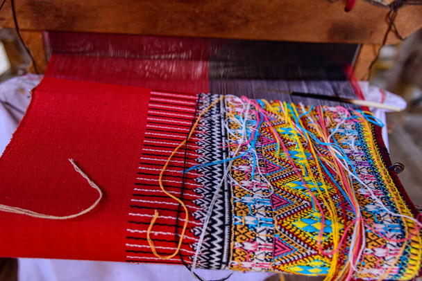 Tradycyjna tkana tkanina Mae Chaem wzór, który nie zakończył tkania w krosna w Mae Chaem District, Chiang Mai Province, Tajlandia. Tajska tradycyjna maszyna tkacka - Zdjęcie, obraz