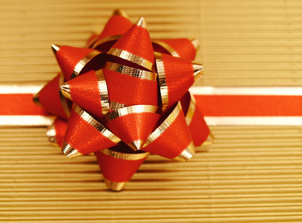Праздничный подарок в красном и золотом
 - Фото, изображение