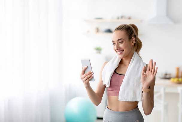 Online call and fitness blog, moderní technologie pro chat, péči o tělo a cvičení s trenérem - Fotografie, Obrázek