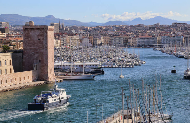 Ferry boat navega más allá de fortificaciones históricas en el antiguo puerto de Marsella, Francia - Foto, imagen